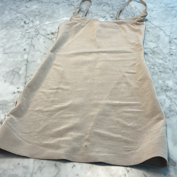 Contouring slip, to be meant to be used with a bra. - Picture 5 of 6